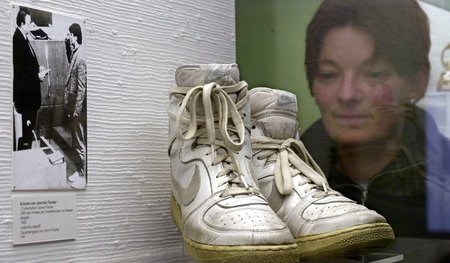 Joseph Fischers Turnschuhe als Museumsexponat. Der Wandel, den d...