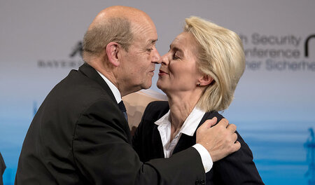 Es muss Liebe sein: Verteidigungsministerin Ursula von der Leyen... Es muss Liebe sein: Verteidigungsministerin Ursula von der Leyen...