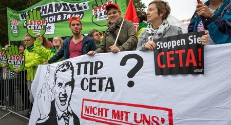 Proteste gegen CETA vor dem Congress-Zentrum in Wolfsburg am Mon...