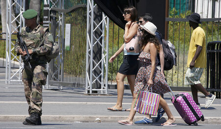 Fremdenlegionär auf der Strandpromenade von Nizza (18.7.2016) Fremdenlegionär auf der Strandpromenade von Nizza (18.7.2016)