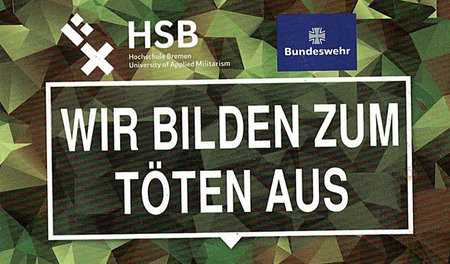 Diesen Aufkleber im Bundeswehr-Flecktarn-Design verteilten prote...