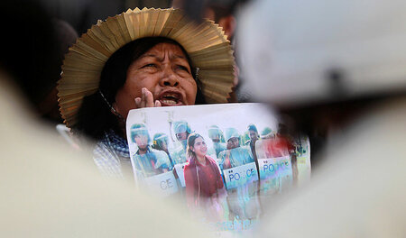 Protest vor Gericht in Phnom Penh: Eine Frau hält Bild mit angek...