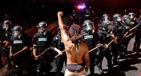 Charlotte, North Carolina, am Dienstag abend: Die Polizei beantw...