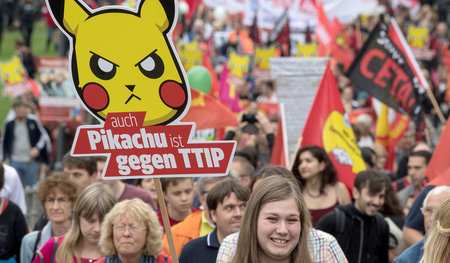 Rote, Ökos, Pokémon-Fans und Migrantenverbände: Die Anti-TTIP-De...