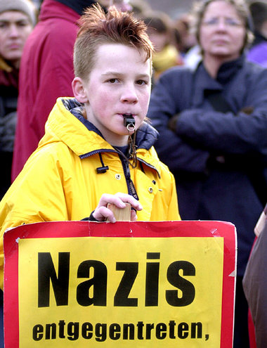 Hamburger Schüler demonstrieren gegen Neonazis, 2001