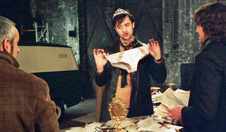 Dave (Daniel Mays, M.) präsentiert Kevin (Stephen Campbell Moore...