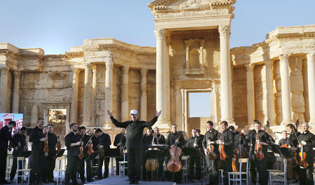 »Protest gegen Barbarei« – Waleri Gergijew im befreiten Palmyra ... »Protest gegen Barbarei« – Waleri Gergijew im befreiten Palmyra ...