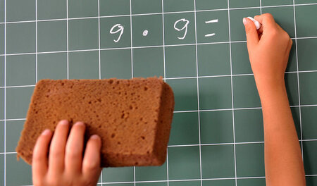 Nicht nur Kinder verwahren: Rechenaufgabe in einer zweiten Klass...