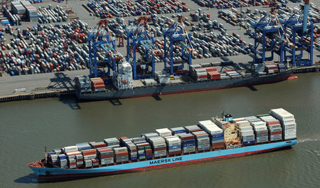 Containerterminal an der Wesermündung in Bremerhaven