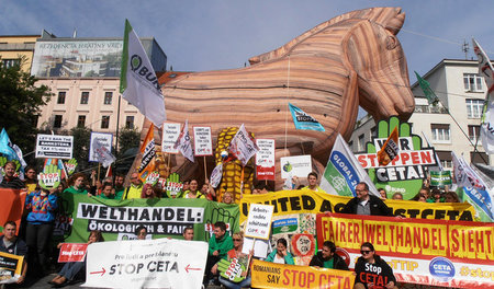 Demonstration gegen die Handelsabkommen CETA und TTIP, am Freita...
