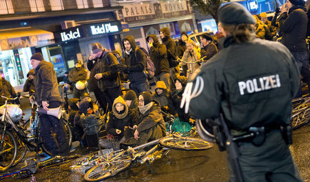 Ziviler Ungehorsam als Landfriedensbruch: Sitzblockade des Bündn...