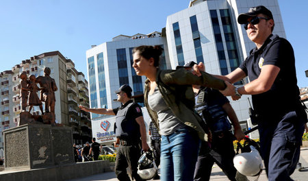 Türkische Polizisten führen Demonstranten in Diyarbakir ab, die ... Türkische Polizisten führen Demonstranten in Diyarbakir ab, die ...
