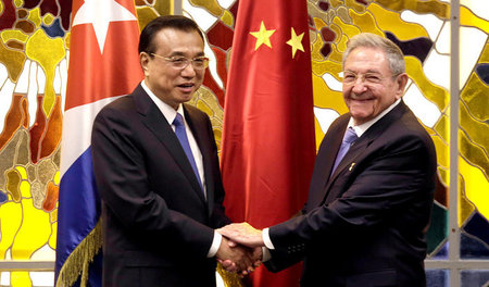 Historischer Handschlag: Kubas Präsident Rául Castro und Chinas ...