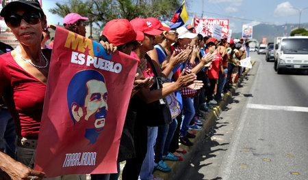 Anhänger der venezolanischen Regierung begrüßen am 16. September...