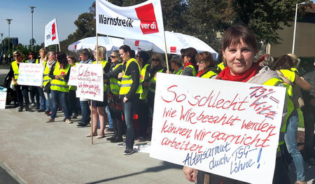 Eine Streikende vor dem Carl-Thiem-Klinikum in Cottbus am vergan...