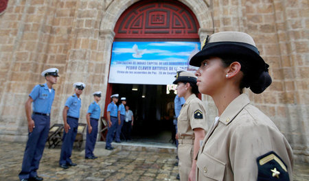 Soldaten stehen in Cartagena vor einer Kirche. Darin betet Kolum...