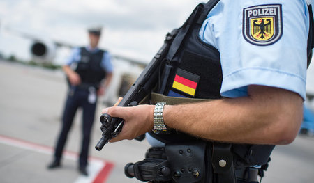 Seit 2005 heißt der Bundesgrenzschutz Bundespolizei. Die mit imm...