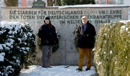 Die Aktionskünstler vor dem Corpus Delicti