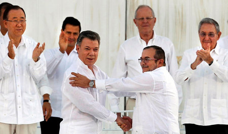 Historischer Händedruck zwischen Präsident Juan Manuel Santos (l...
