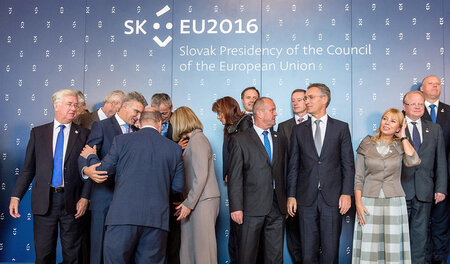 Vorbereitung zum Gruppenfoto: Verteidigungsminister der EU-Staat...