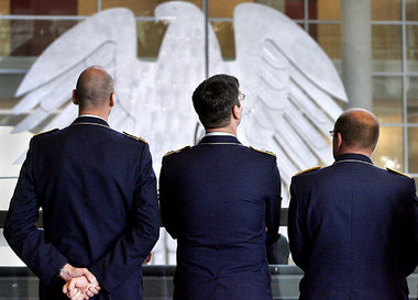 Offiziere der Bundeswehr am Donnerstag im Bundestag Offiziere der Bundeswehr am Donnerstag im Bundestag