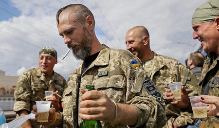 Ukrainische Soldaten begießen in Kiew ihre Rückkehr von der Fron... Ukrainische Soldaten begießen in Kiew ihre Rückkehr von der Fron...