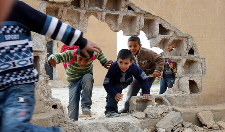 Spielende Kinder im März 2015 in Kobani kurz nach der Befreiung ...