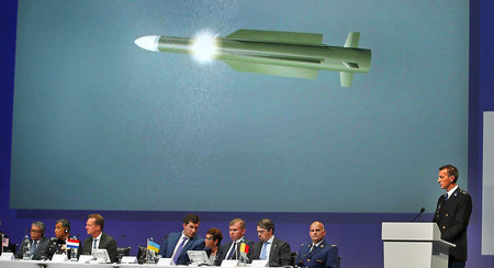 Bunte Bilder, klare Schuldzuweisungen: Präsentation des MH 17-Er...