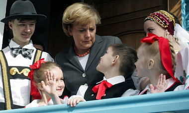 Auf DSF gemacht: Merkel mit russischen Kindern in deutschen Trac...