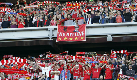 Sie glauben an Jeremy Corbyn: Fans des FC Liverpool feiern den L... Sie glauben an Jeremy Corbyn: Fans des FC Liverpool feiern den L...