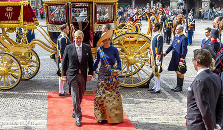 Niederländisches Königspaar vor dem Parlamentssitz Binnenhof in ...
