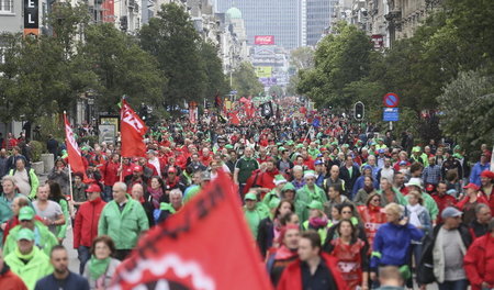 Auf der Straße gegen Kürzungen: Belgiens Gewerkschaften wollen d... Auf der Straße gegen Kürzungen: Belgiens Gewerkschaften wollen d...