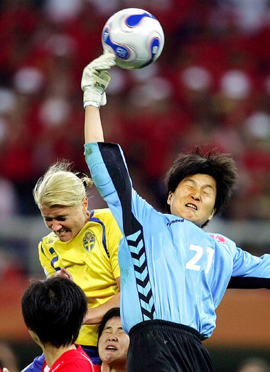 »Wir Nordkoreanerinnen geben niemals auf«, sagt Spielführerin Ri... »Wir Nordkoreanerinnen geben niemals auf«, sagt Spielführerin Ri...