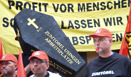 Öffentlichkeitswirksame Aktion der Usinger Zumtobel-Arbeiter am ... Öffentlichkeitswirksame Aktion der Usinger Zumtobel-Arbeiter am ...