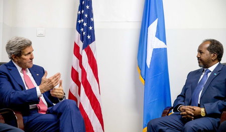 US-Außenminister John Kerry sagt dem somalischen Präsidenten Has... US-Außenminister John Kerry sagt dem somalischen Präsidenten Has...