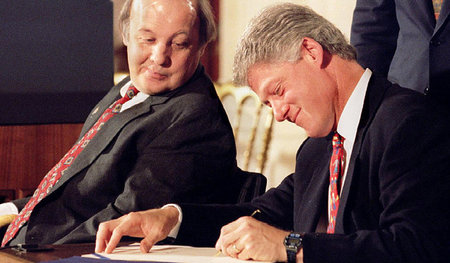 Rechtsbruch per Gesetz: US-Präsident Bill Clinton hat nach dem A... Rechtsbruch per Gesetz: US-Präsident Bill Clinton hat nach dem A...