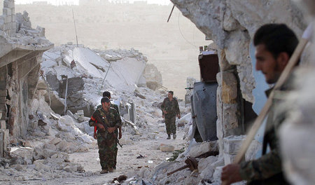 Zerstörte Stadt: Syrische Soldaten nach der Befreiung in einem p... Zerstörte Stadt: Syrische Soldaten nach der Befreiung in einem p...