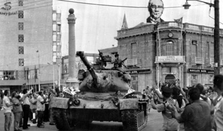 Nach der Invasion: Türkischer Panzer in der Stadt Nikosia in Nor...
