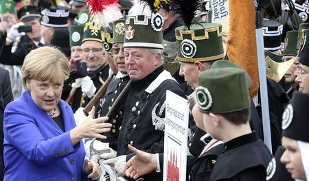 Deutschland ist manchmal auch gefiedert: Kanzlerin Merkel begrüß... Deutschland ist manchmal auch gefiedert: Kanzlerin Merkel begrüß...
