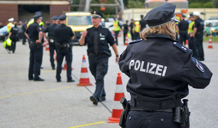Hamburger Polizisten bei der Vorbereitung einer großangelegten D... Hamburger Polizisten bei der Vorbereitung einer großangelegten D...