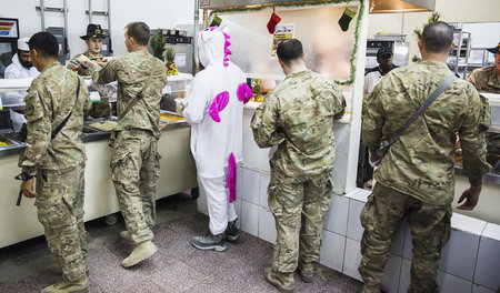 Nonkonformismus heute – Soldaten beim Weihnachtsessen auf dem US...