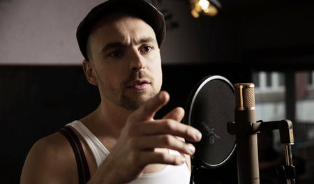Das Repertoire erweitern: Max Mutzke übt im Studio Das Repertoire erweitern: Max Mutzke übt im Studio