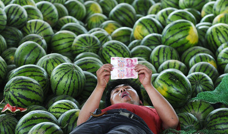 Ein Wassermelonenhändler in Changzhi hält den Tauschwert für ger... Ein Wassermelonenhändler in Changzhi hält den Tauschwert für ger...