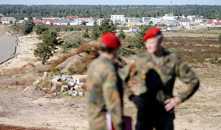 Zwei Bundeswehroffiziere auf einem Hügel vor der Übungsstadt Sch...