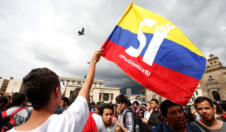 Studenten demonstrieren am Montag in Bogotá für die Fortsetzung ... Studenten demonstrieren am Montag in Bogotá für die Fortsetzung ...
