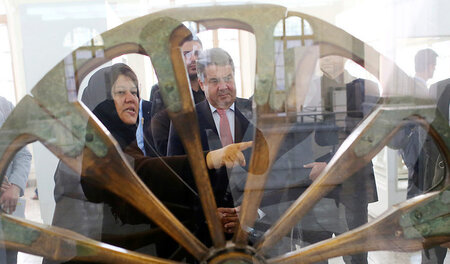 Der Wirtschaftsminister dreht am Rad. Zuletzt in Teheran (4. Okt... Der Wirtschaftsminister dreht am Rad. Zuletzt in Teheran (4. Okt...
