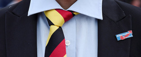Schwarz-rot-gold beschlipst: Detailaufnahme eines AfD-Anhängers ... Schwarz-rot-gold beschlipst: Detailaufnahme eines AfD-Anhängers ...