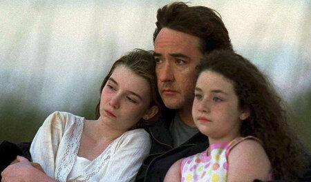 Stanley (John Cusack) und seine beiden Töchter Dawn (Gracie Bedn...