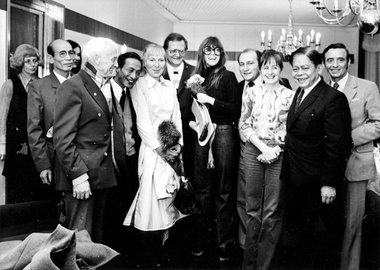 Leipzig 1974: Jane Fonda (mit Blumen) mit einer Delegation aus S...