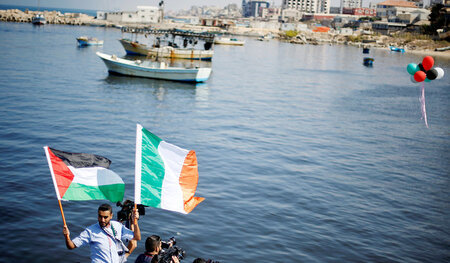 Zahlreiche Menschen wollten die Aktivistinnen im Hafen von Gaza ...
